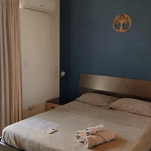 Séjour chez l'habitant Airport Bedroom With Bathroom Self Check In And Self Check Out Air-condition Included, Mqabba
